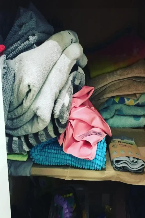 Things You Should Throw Away Today (15 Items You Won’t Miss) 7 Worn-Out Towels and Mismatched Linens